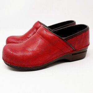 Dansko XP Womens Red Faux Leather Snake Skin Round Toe Slip On Clog 10.5 (41)